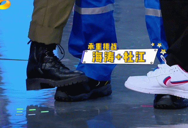 嗯哼在沙滩上的一个举动，引发热议：孩子没教养，还真是父母的锅