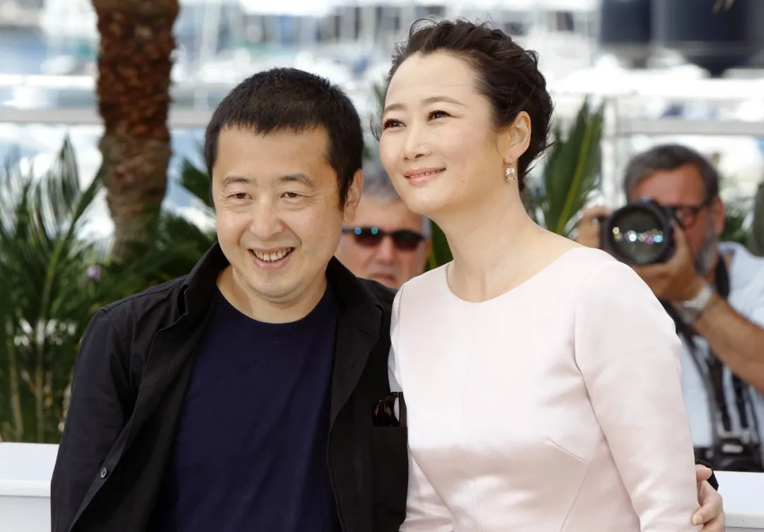 同样都是嫁给知名导演，陶虹徐帆都很活跃，张艺谋的妻子却很低调