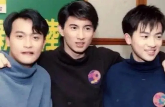 发福的吴奇隆竟然“撞脸”成龙大哥。网友：这也才像了。