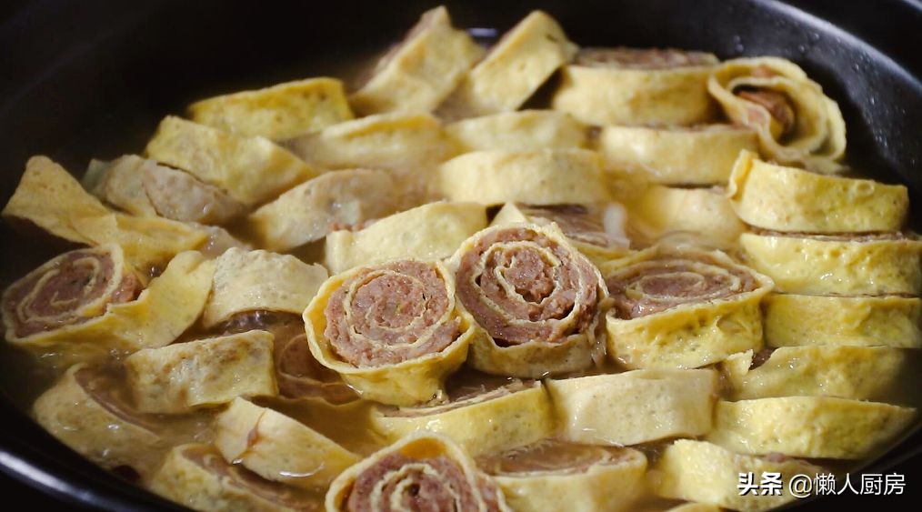 猪肉配上莲藕，既是汤又是菜，加上一点韭菜后，吃起来特别的鲜