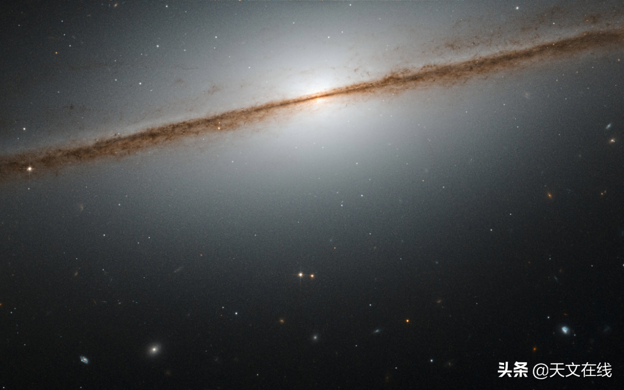 涅槃重生？哈勃望远镜的数据表明 草帽星系或曾发生大合并