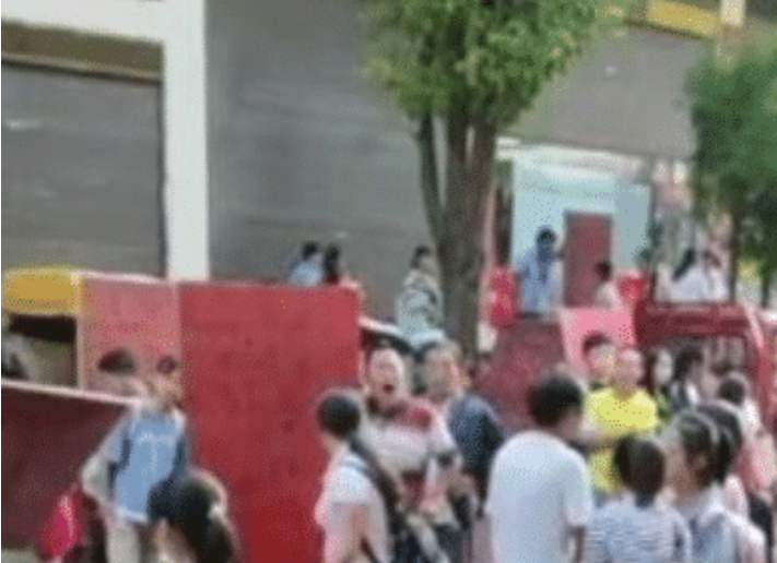 开学季：贵州中学新生入学自带床板，校门口如同集市，目前校长已停职