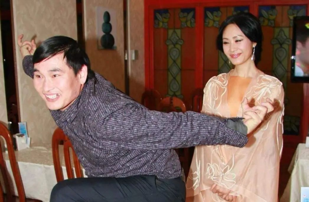 唱《纤夫的爱》的于文华，曾捧红大衣哥朱之文，如今转身当网红