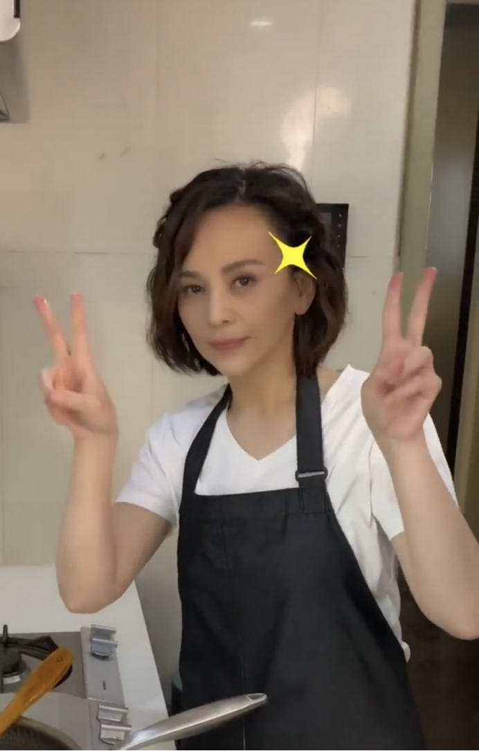 王琳在家做饭变大厨，一身家居造型，却被发型害成“大脑门”