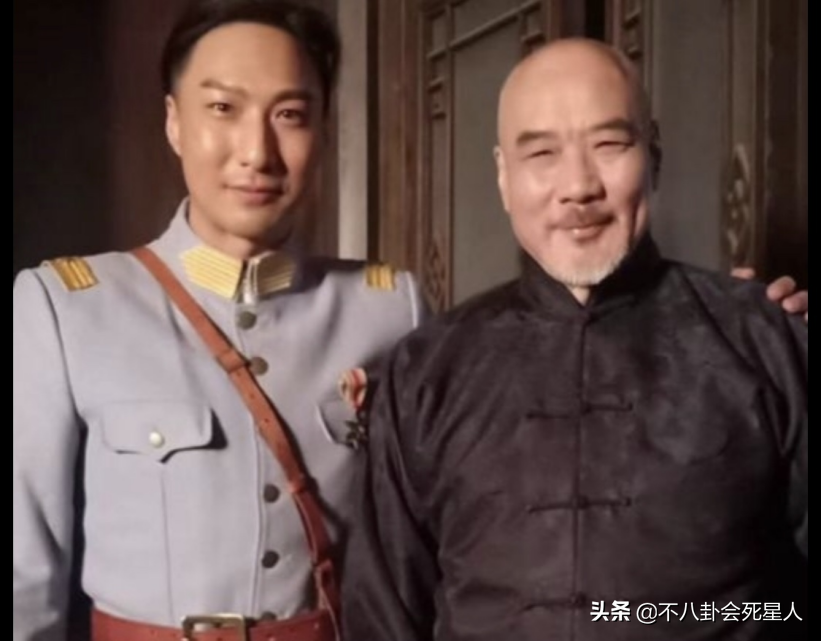 香港老艺人聚会，万梓良坐C位不停说话，70岁徐少强带私生子现身