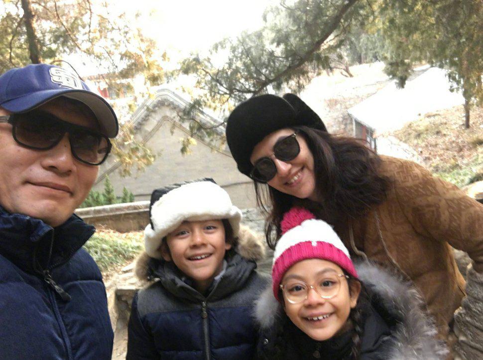 周华健儿子晒照被嘲，父子同框像兄弟，网友：混血儿子都长残了