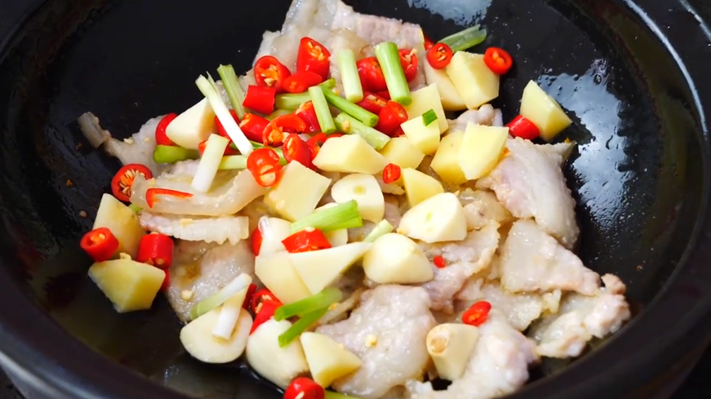 香菇燉豆腐越燉越好吃，做法簡單，出鍋香氣四溢，湯汁配米飯也香