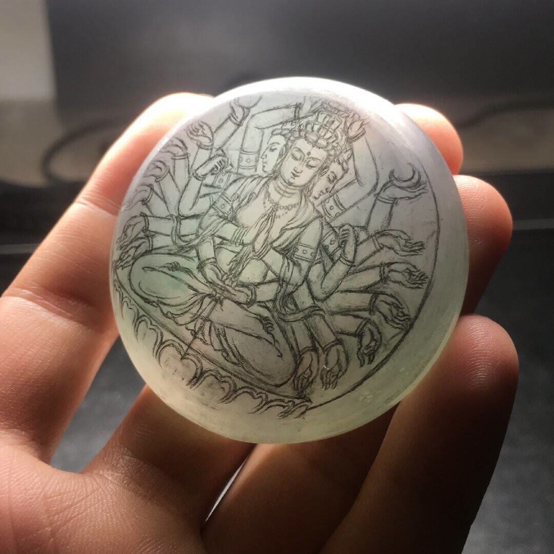 两块翡翠手镯芯雕刻千手观音的过程起货后让你感到惊讶