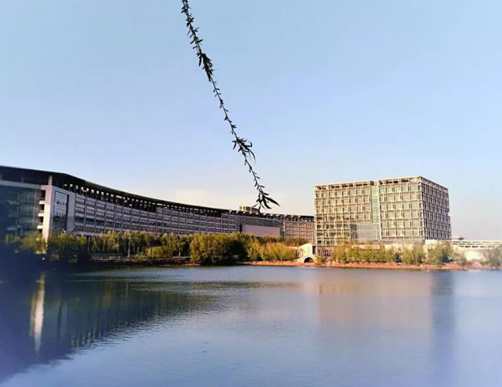 河南中医药大学举办双选会，众多学子应聘成功，学生：感谢学校
