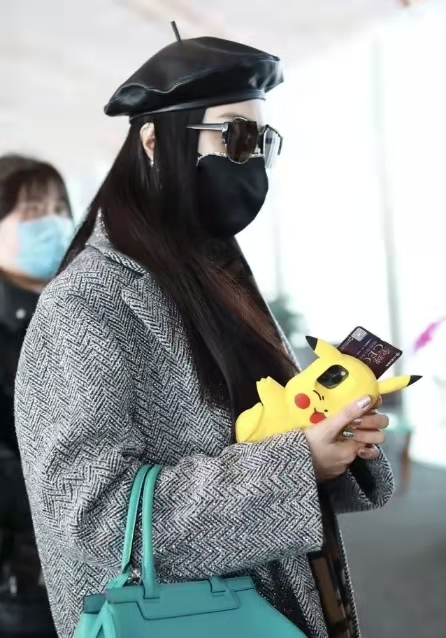 范冰冰真大气！穿大衣配水钻鞋高调走机场，直