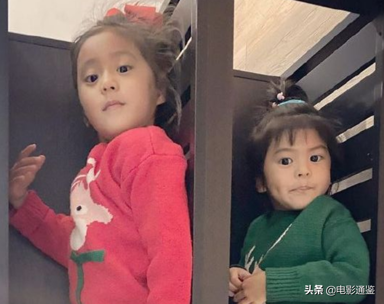 咘咘波妞穿姐妹装，近照放大三倍，这“葡萄眼”也太抢镜了吧