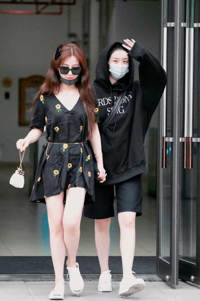 虞书欣赵小棠双双出道，家庭条件惹关注，果然