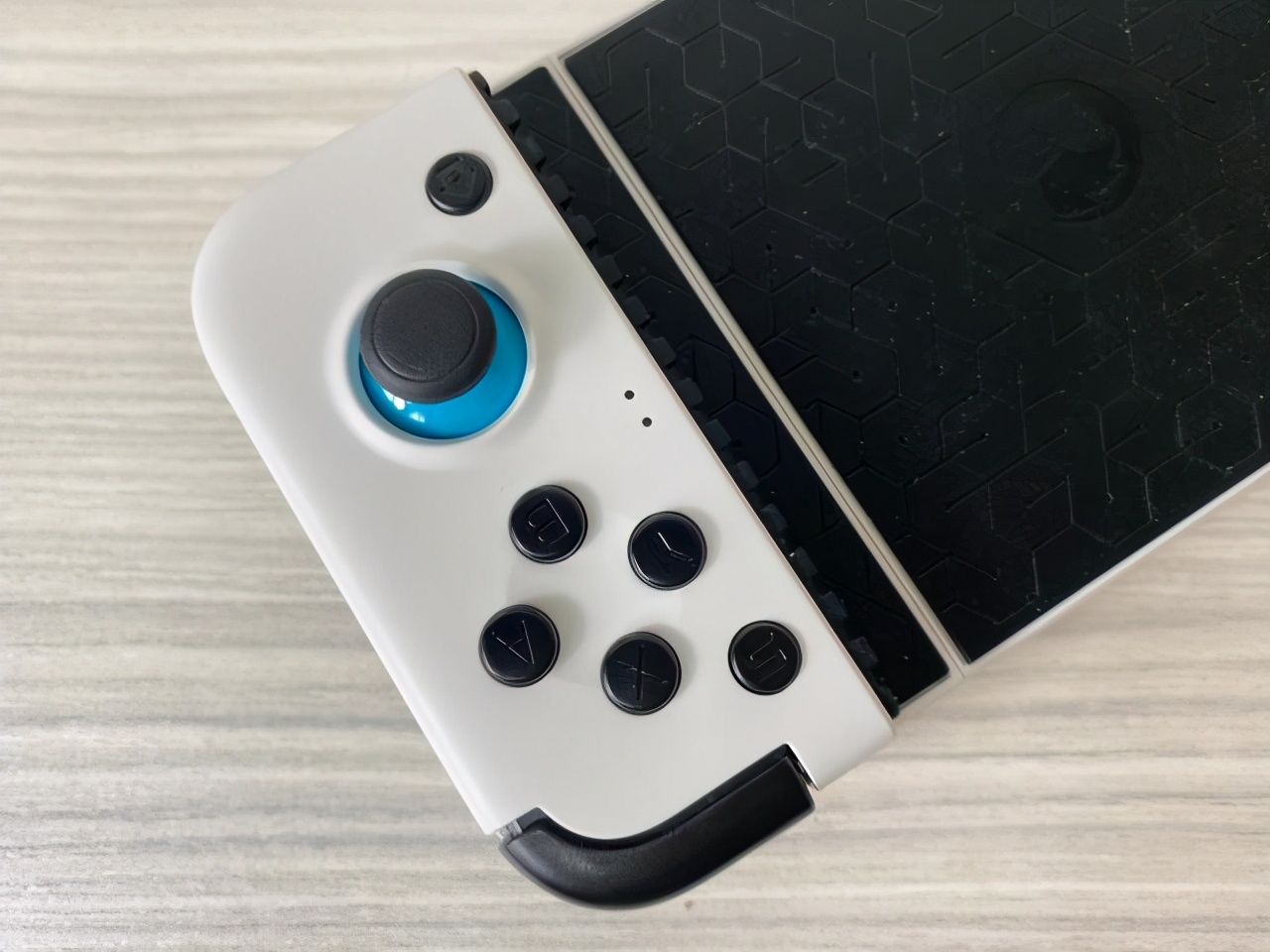 盖世小鸡GamesirX2游戏手柄测评：物理开关，上分神器
