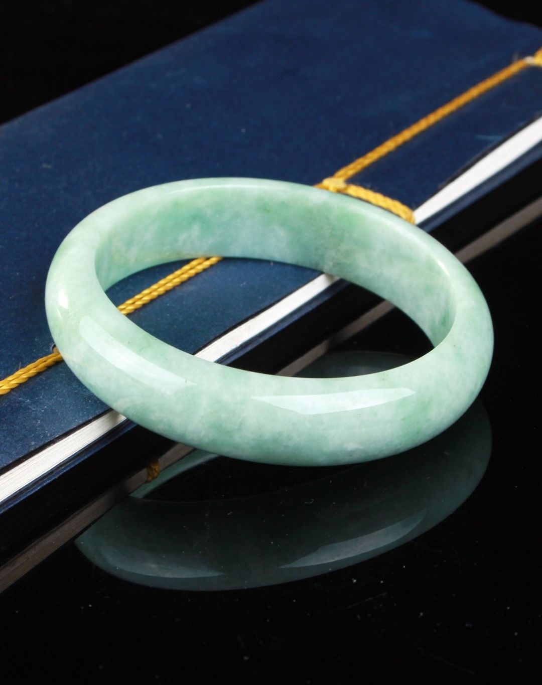 豆种翡翠手镯的价格一般是多少豆种翡翠手镯有哪些种类