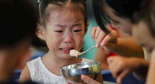 别再对娃“中国式喂饭”了，小举动大伤害，学会这2招让娃自己吃