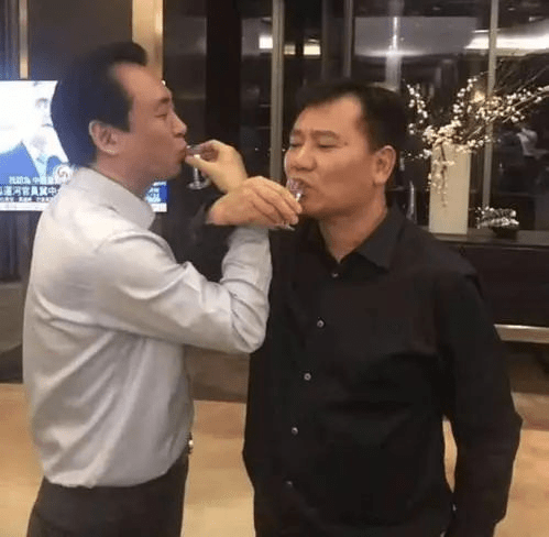 张近东：你公司股价跌了60%；黄光裕：呵呵，你董事长都没得做了