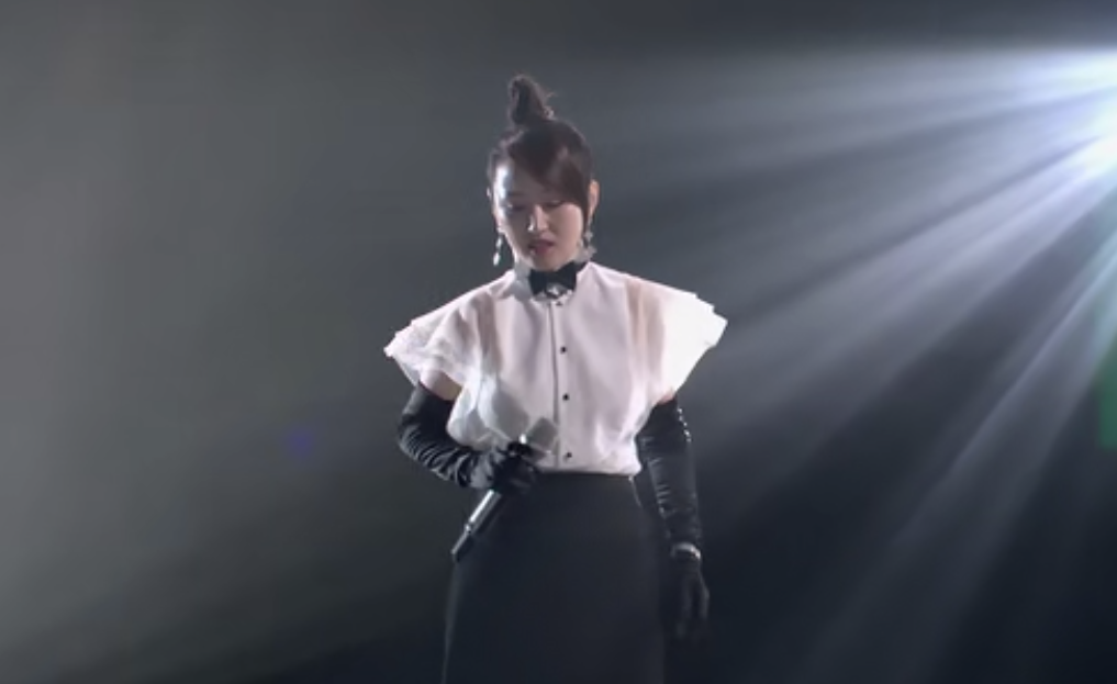 杨钰莹戴镶钻白金耳环，配饰价值超36万，十年前