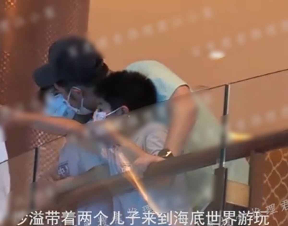 沙溢父子三人游海底世界，安吉身高已到父亲肩膀，享受父子独处