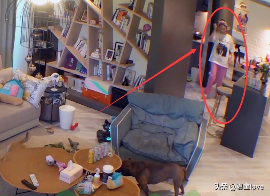 陈乔恩敷“V脸面膜”，当和男友视频通话时摘下