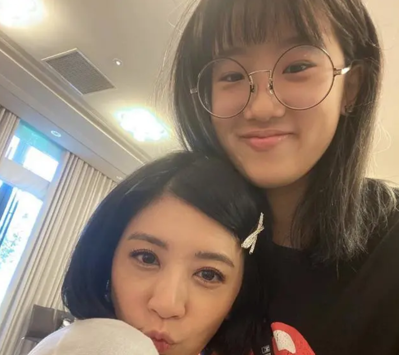 贾静雯女儿梧桐妹和萧敬腾打游戏，两人同框像兄妹，互嫌对方太弱