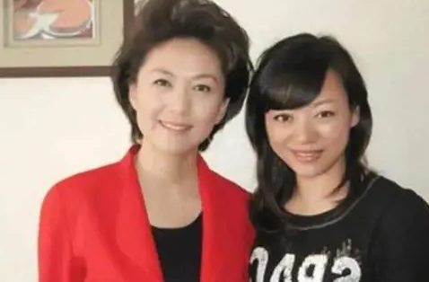 央视主播海霞被疑隔空示爱？丈夫是清华教授，