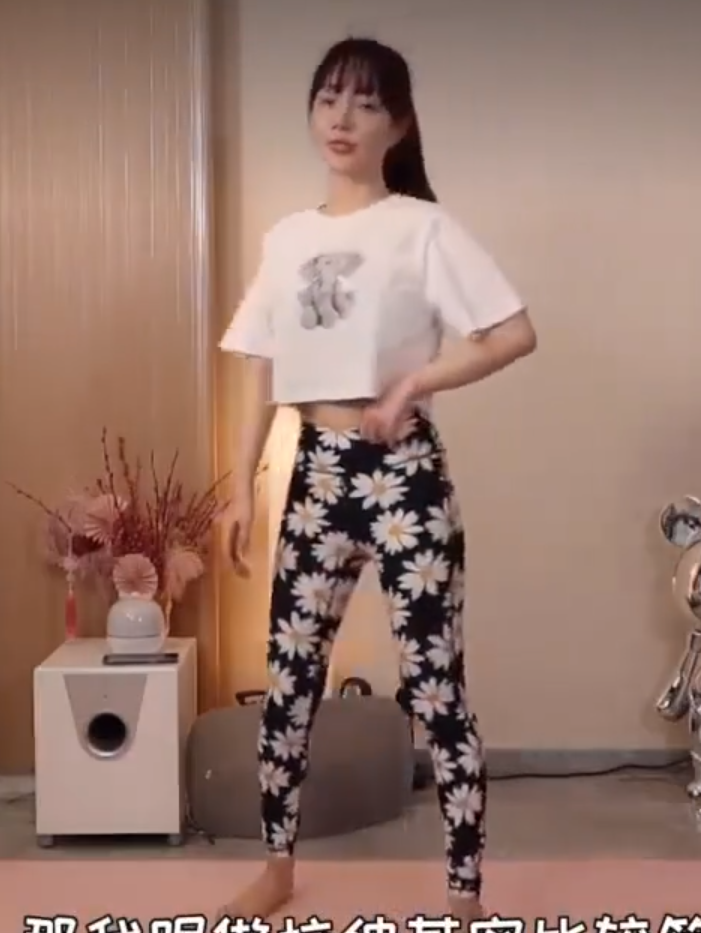 没想到81年的李小璐比例这么好，穿健美裤做瑜伽，曲线细腿她都有