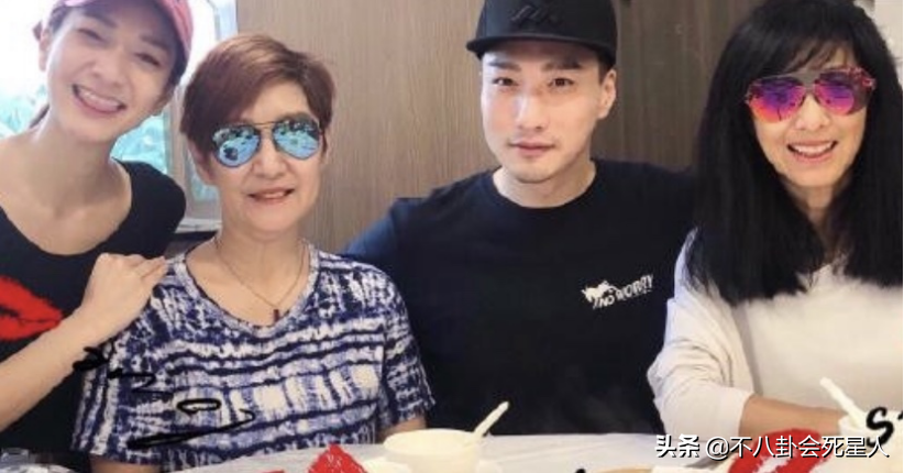 香港老艺人聚会，万梓良坐C位不停说话，70岁徐少强带私生子现身