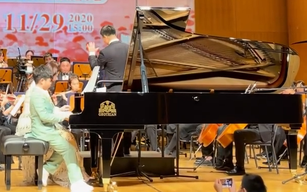 胡可曬慶生照，安吉魚兒夾擊親吻媽媽，送耳飾當禮物超暖心