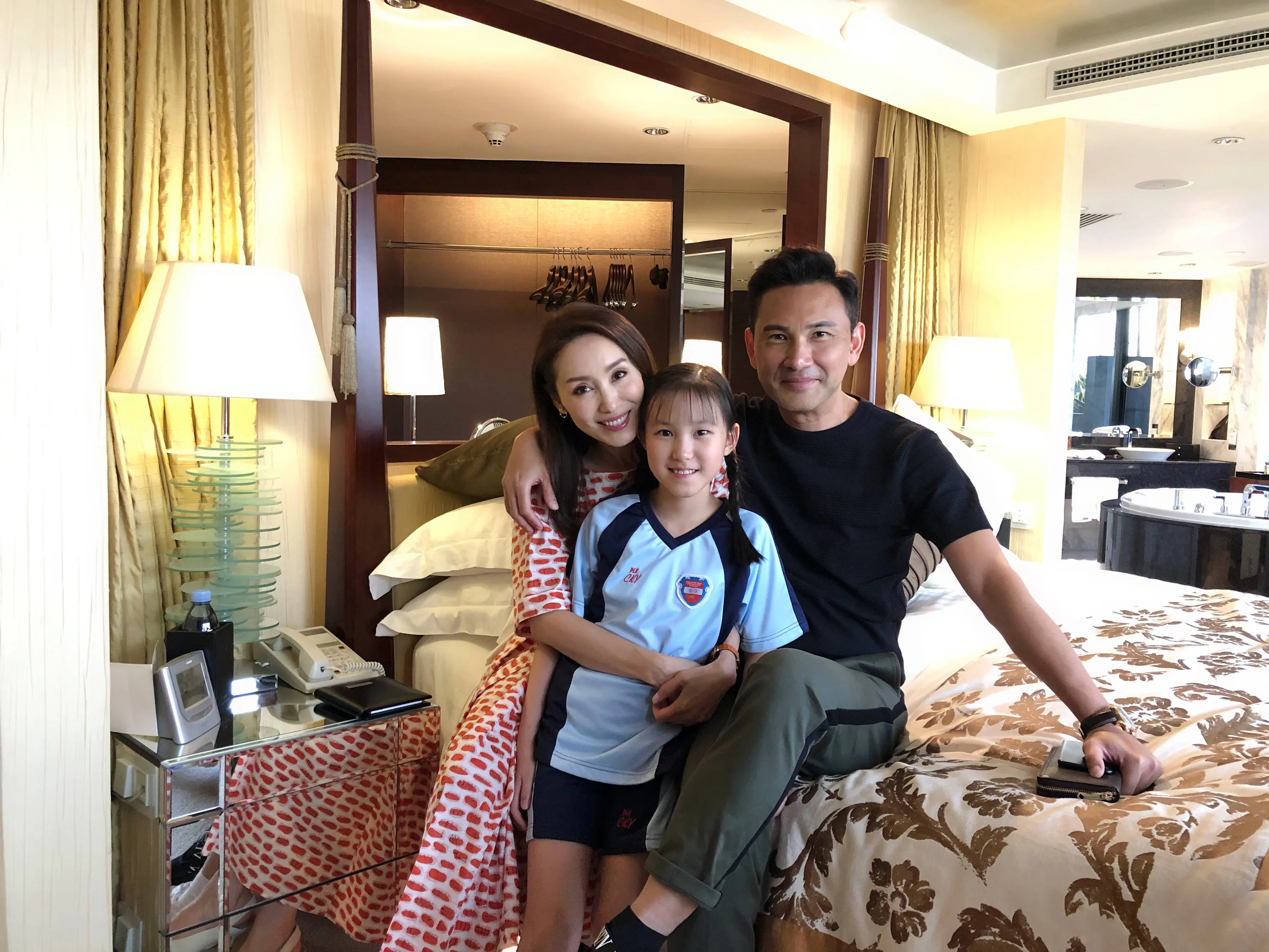 郭可盈50歲生日，和老公甜蜜同框秀恩愛，10歲女兒和爸爸很像