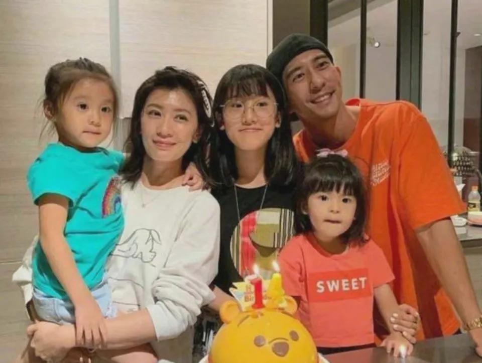 贾静雯大女儿晒三姐妹合照，吐舌卖萌好可爱，但bo妞脸上妆超抢镜