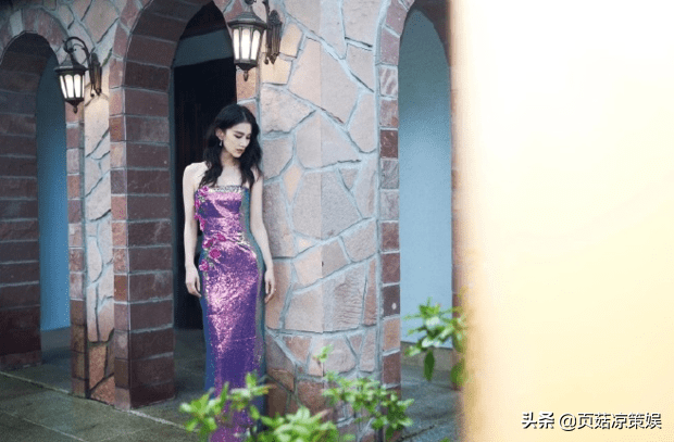 黄圣依高调亮相电影节，紫色印花长裙秀好曲线，嫁杨子是成功选择