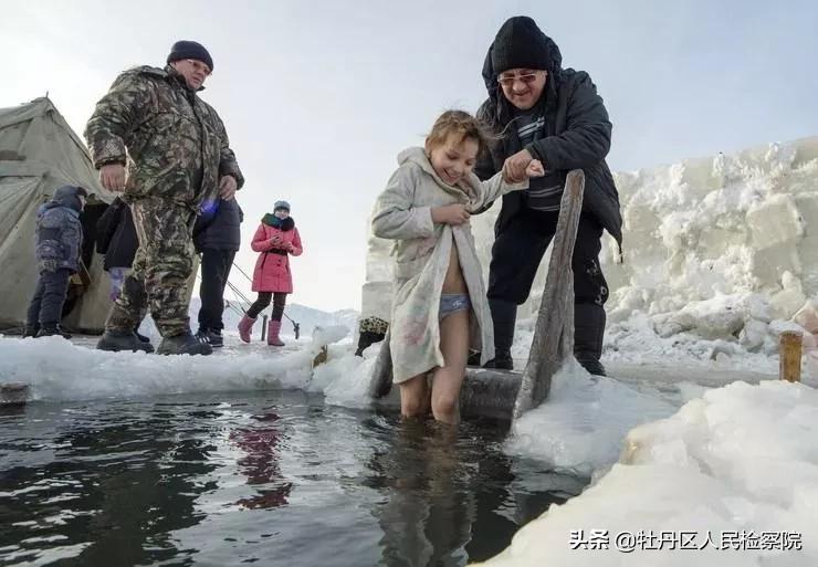 零下20℃，68岁普京光身跃入冰窟，向世界传达了什么信号？