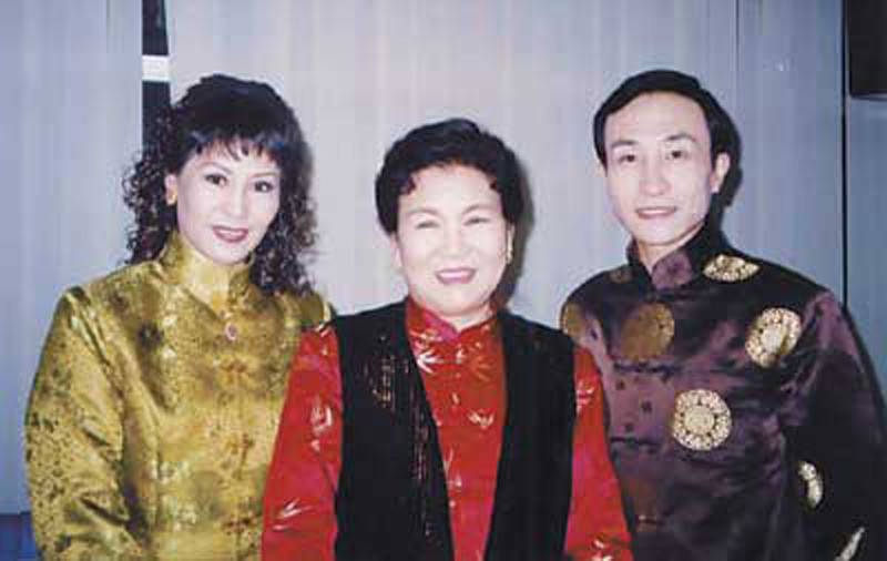 38岁在春晚一炮而红，被赵丽蓉收为干儿子，如今