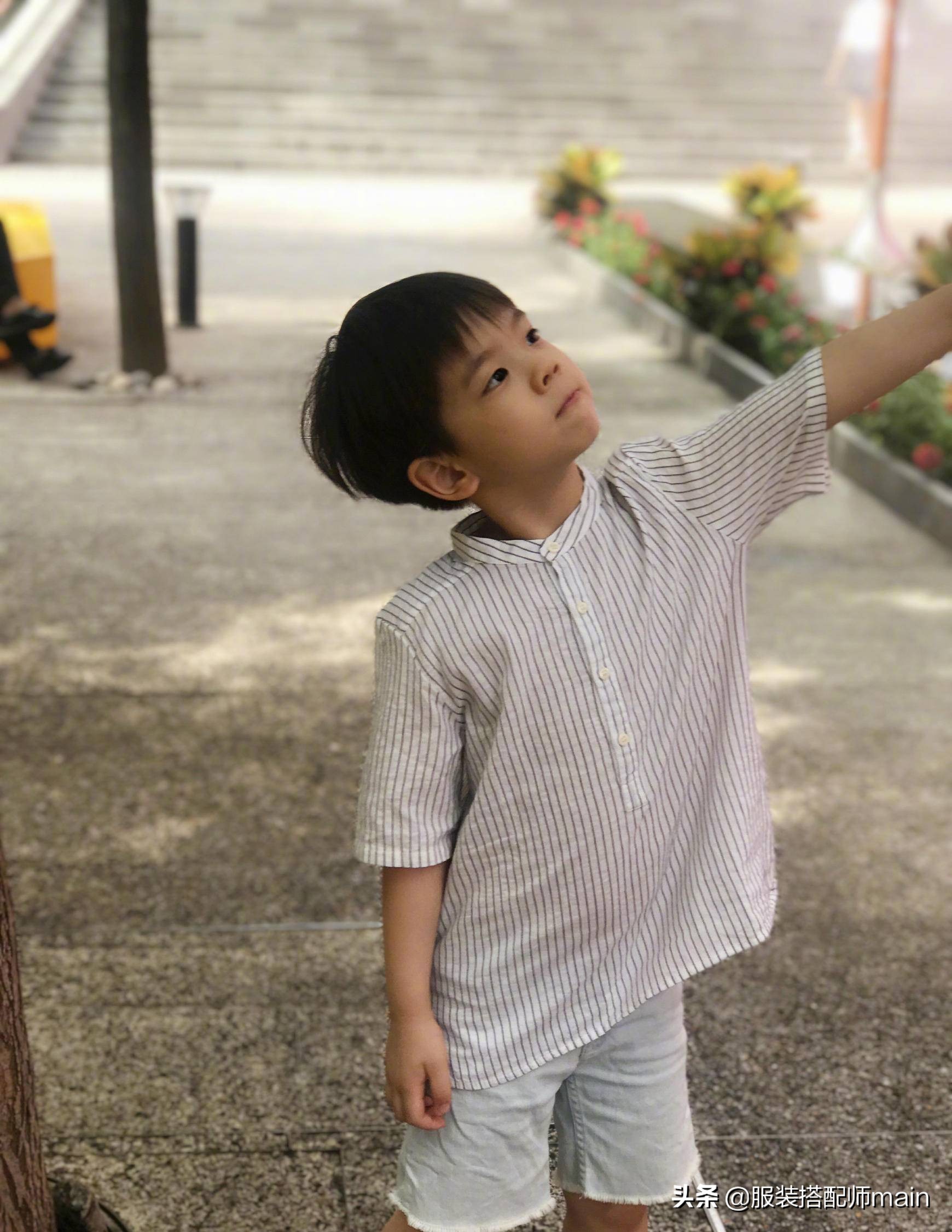 10後都這麼會穿？ 7歲嗯哼私服洋氣不古板，小孩就該有小孩的樣