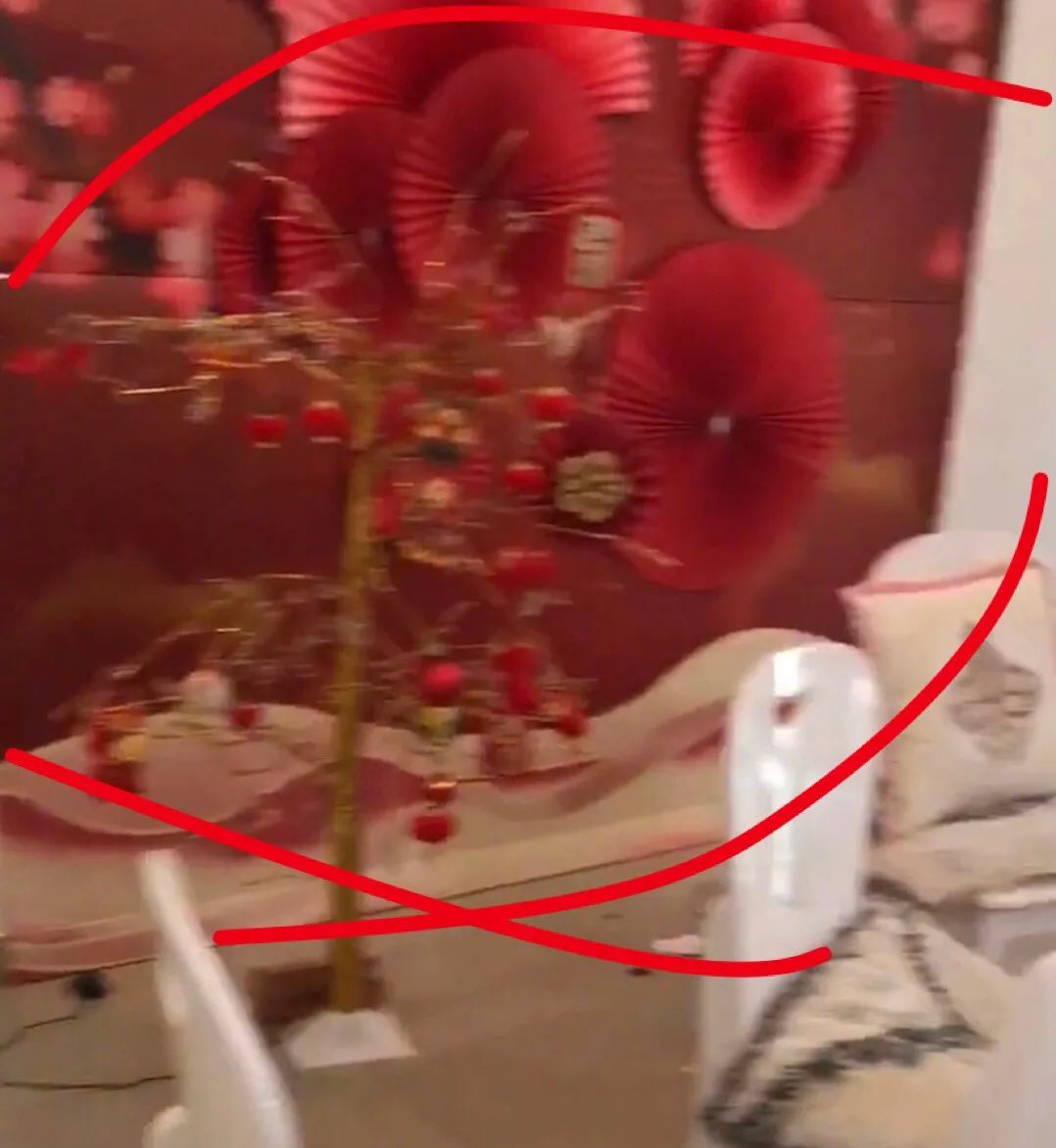 44岁黄奕练空中瑜伽 悬在空中摆高难度动作 与女儿亲吻太甜蜜 夜灯网