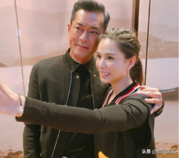 ​一个未娶，一个未嫁！时隔25年再同框，“小龙