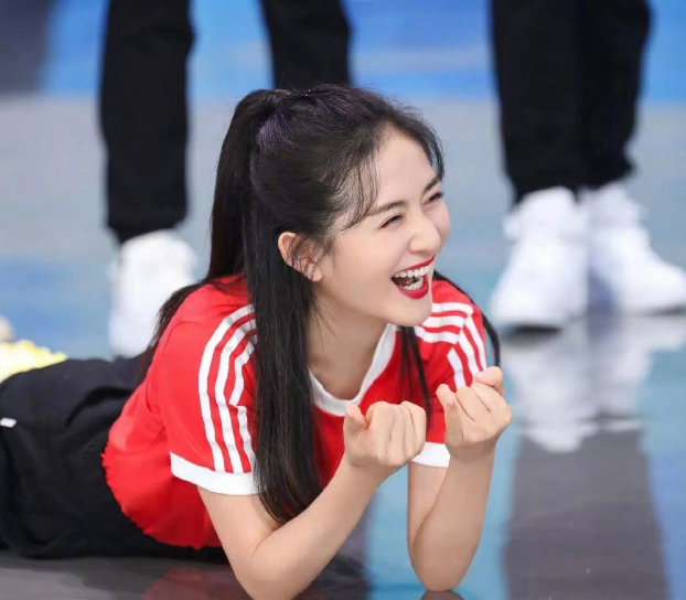 张杰在线追快本，意外曝光豪宅内家庭影院，电视和墙一样大超阔气