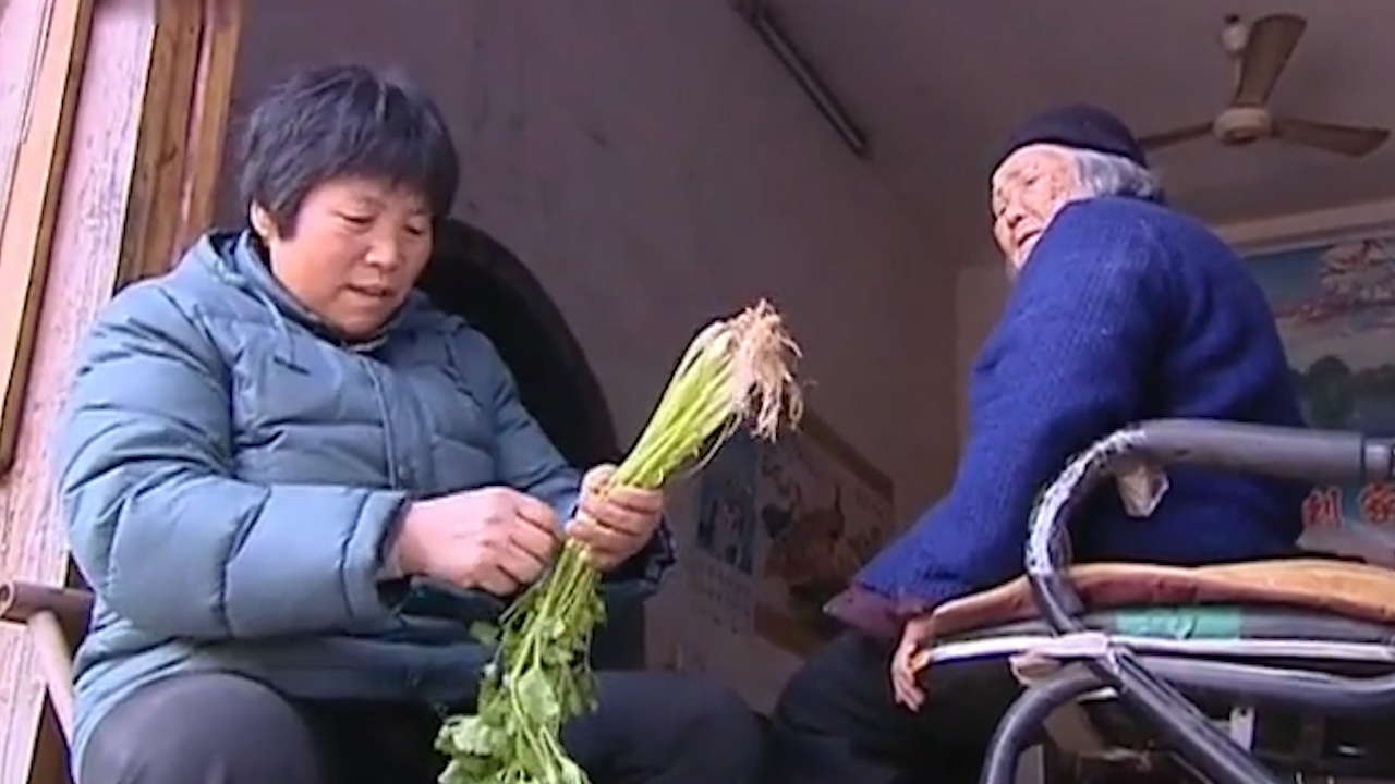 一个非洲黑人小孩，出现在中国一处偏远山村里，好心奶奶收养了他