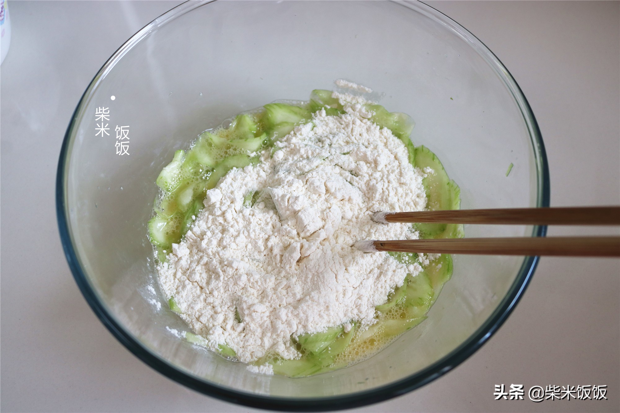 丝瓜别总炒着吃了，加点面粉和鸡蛋，香软可口，早餐吃很不错