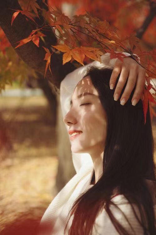 晚秋落叶季，如何穿搭才能拍出大片的感觉（附拍照姿势）？