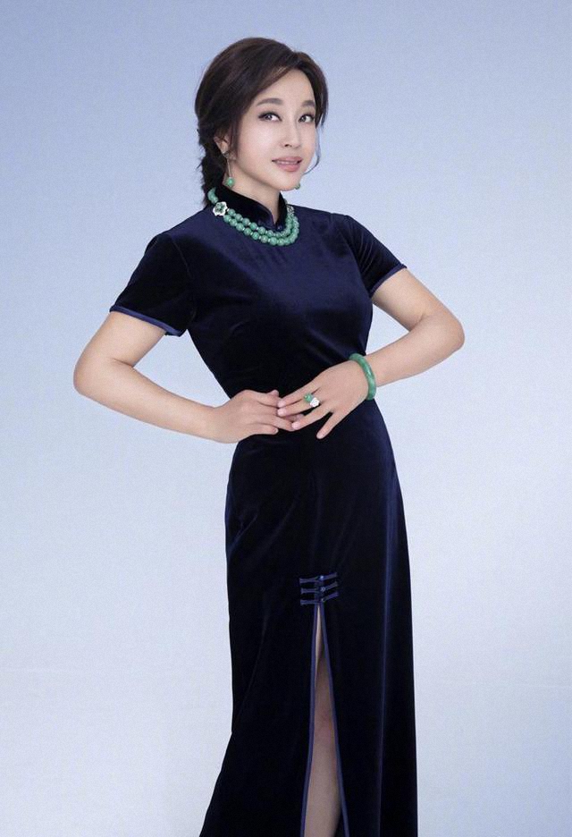 64岁刘晓庆真优雅，穿印花旗袍凹造型，真正穿出了旗袍的韵味