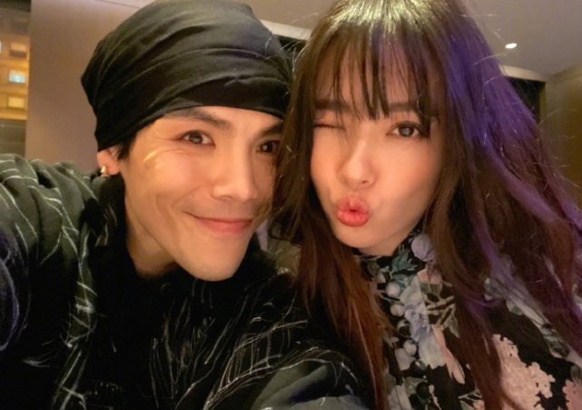郭碧婷产女向太夫妇首露面，升级当奶奶的向太瘦了很多，难掩开心