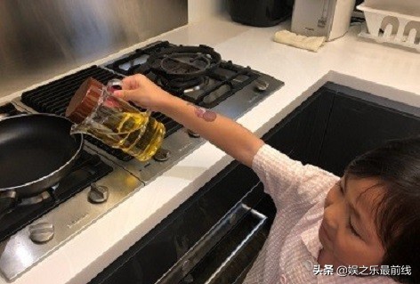蔡少芬教会女儿厨艺，让女儿亲自下厨实践，获得网友称赞