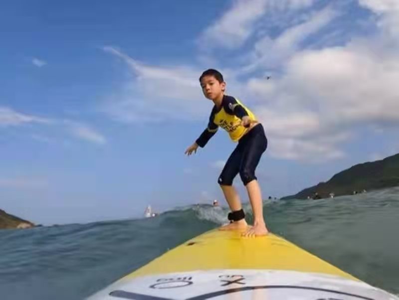 霍思燕兒子衝浪掉海裡太驚險，身高快到杜江肩部，暖心舉動顯素質