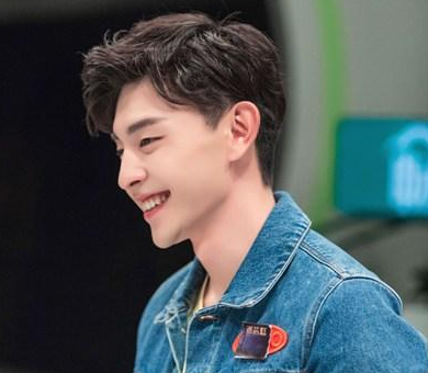 网曝Baby与一男星冲浪，疑似“邓”姓男子，谣言会被坐实吗？