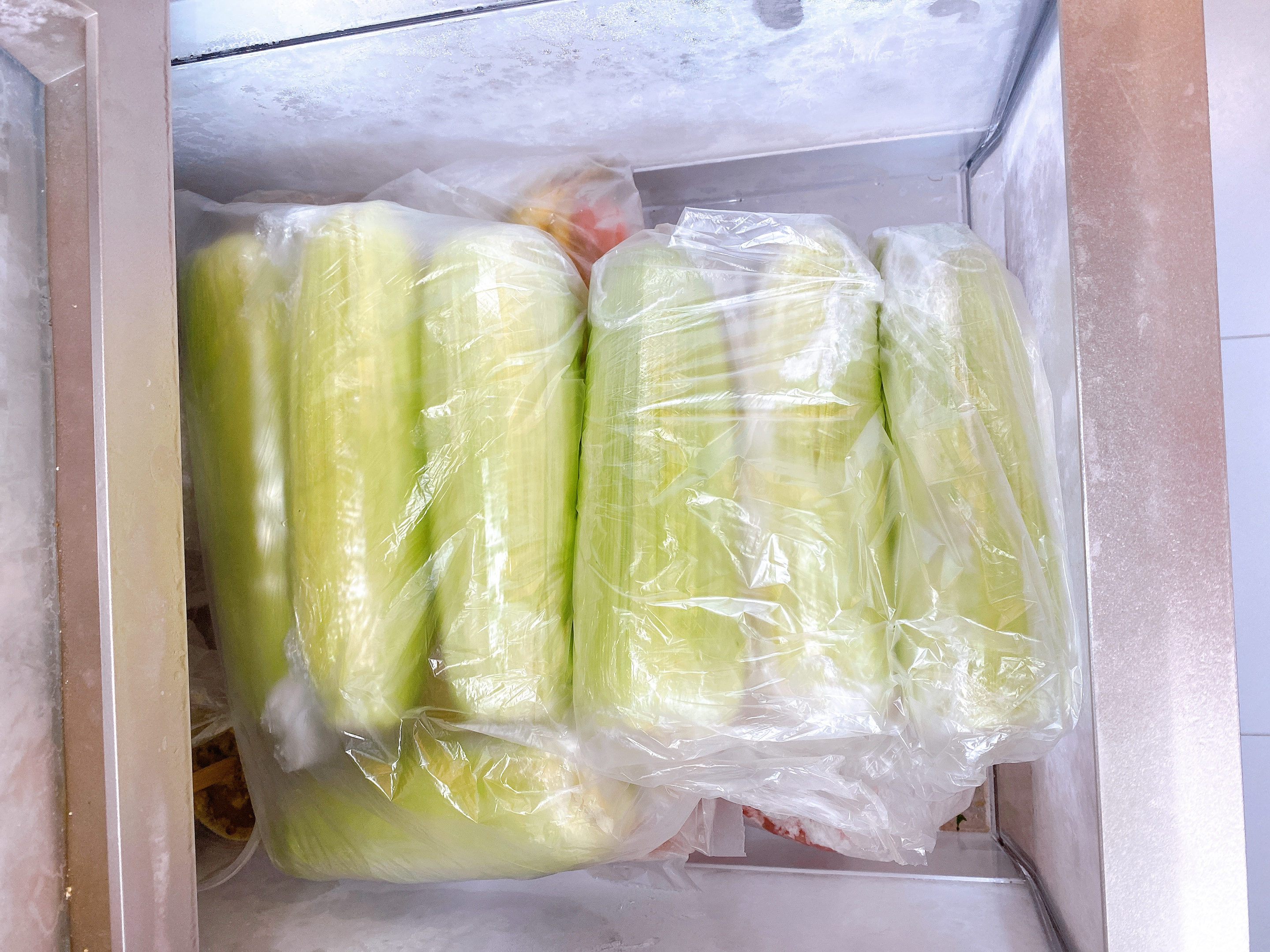 玉米保存有技巧，直接放冰箱冻就错了，多做2步，放一年还很鲜甜