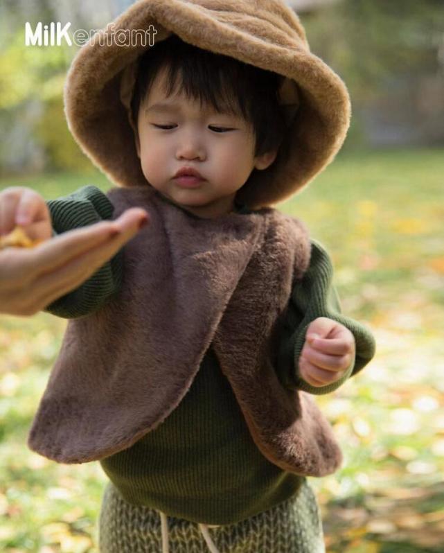 胡杏兒首度攜小兒子合體登雜誌，不滿2歲的李奕霖撇嘴皺眉像哭過