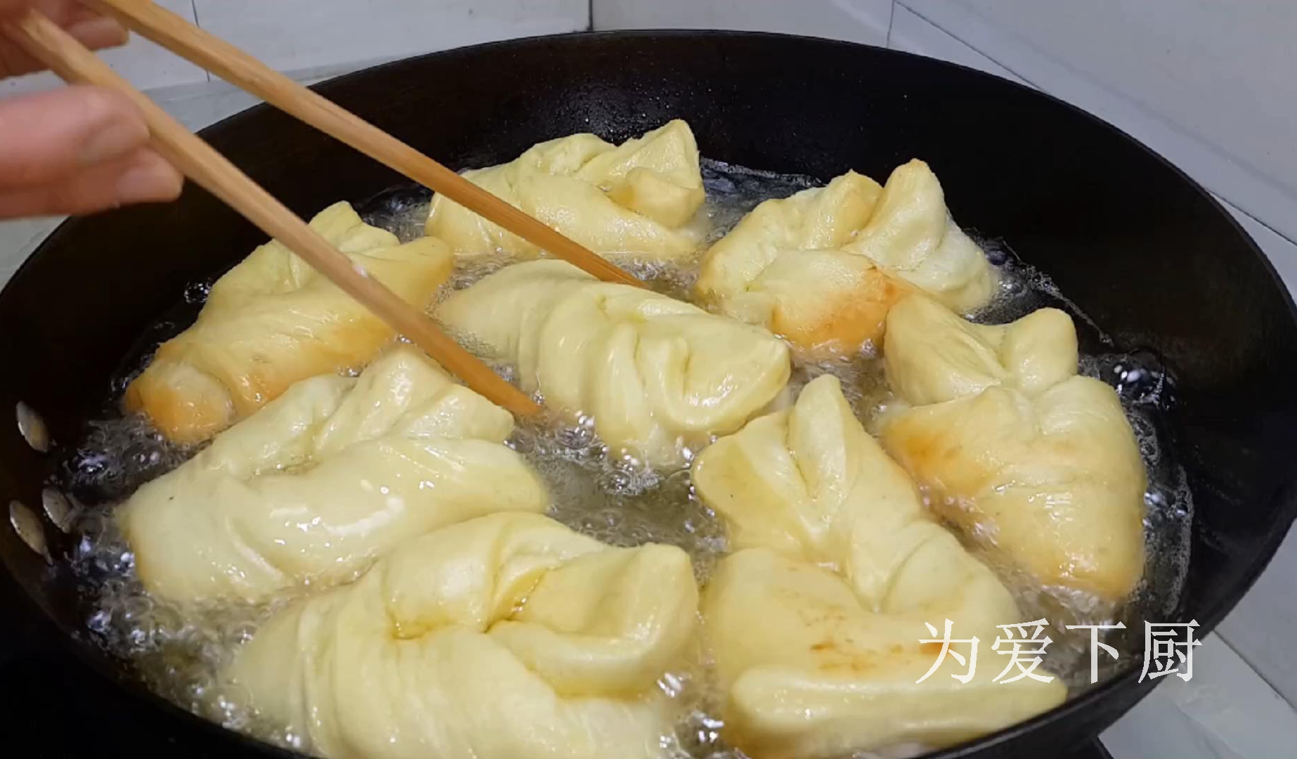 2個雞蛋，半斤麵粉，鍋裡炸一炸，鬆軟又香甜，比麵包油條還好吃