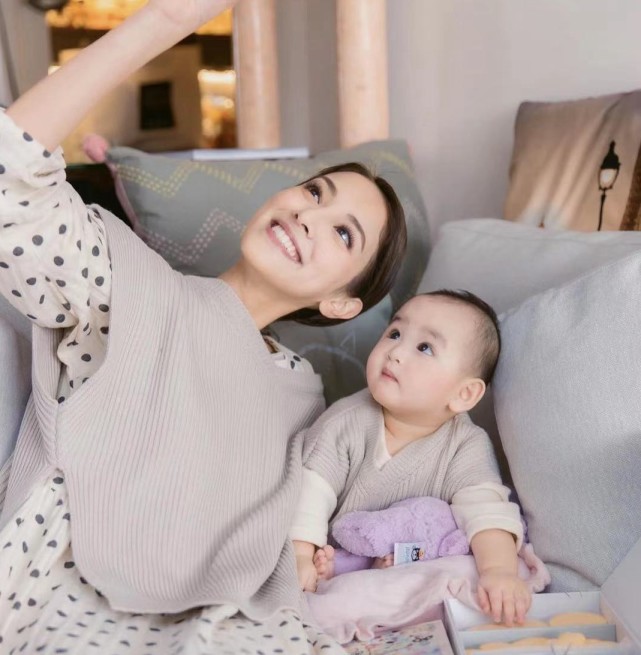 鄭嘉穎幼子正面曝光，帥氣得驚艷，沒有遺傳媽媽跟舅舅的印度長相