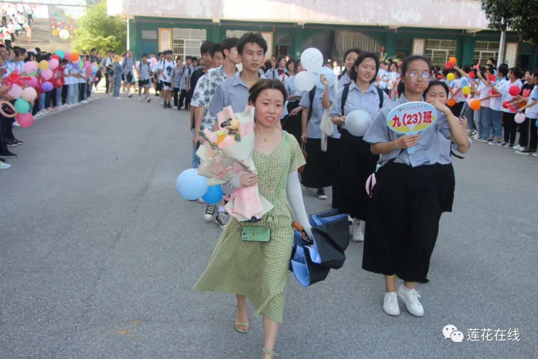 莲花县城厢中学举行九年级毕业生离校欢送仪式(图27)